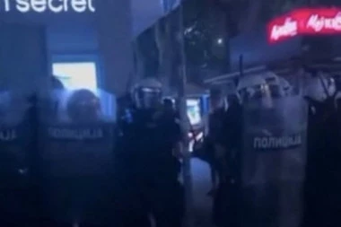 BLOKADERI U VRBASU POKAZALI PRAVO NASILNO LICE! Nasrću na policiju i traže obračun! Naoružani su drvenim palicama