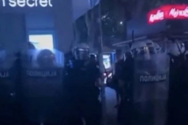 BLOKADERI U VRBASU POKAZALI PRAVO NASILNO LICE! Nasrću na policiju i traže obračun! Naoružani su drvenim palicama