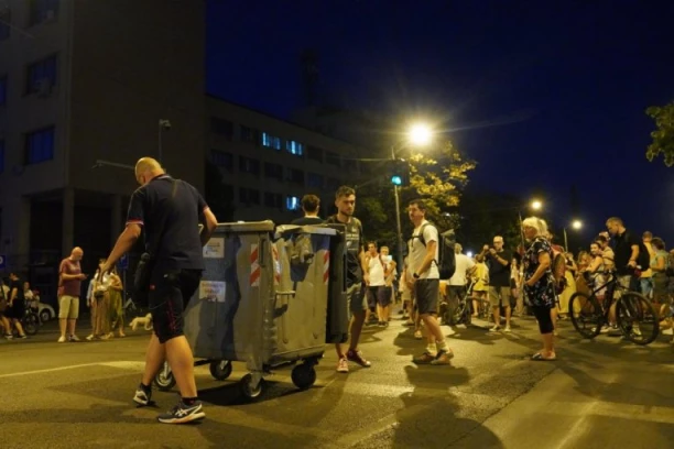 POLICIJA RASTERALA BLOKADERE SA IBARSKE MAGISTRALE! Uspostavljen saobraćaj!