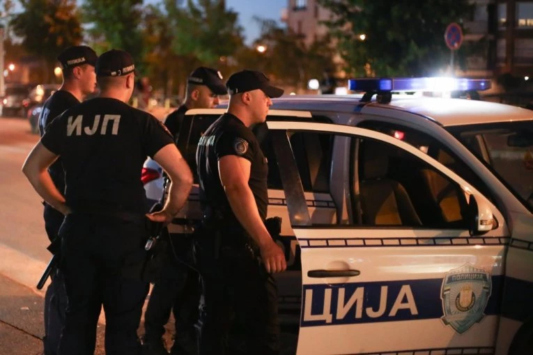 PRETUKLI PORODICU I MALOLETNO DETE U KRNJAČI! Napali ih mačetama i letvama!