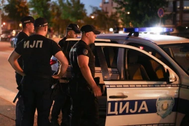 PRETUKLI PORODICU I MALOLETNO DETE U KRNJAČI! Napali ih mačetama i letvama!