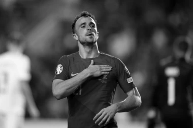 SLIKA KOJA JE OBIŠLA SVET - ŠTOPER LIVERPULA SKRHAN OD BOLA! Žotu su VOLELI I POŠTOVALI više nego bilo kog drugog saigrača! (FOTO)