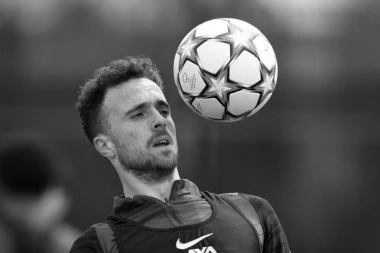 ŽOTINA UDOVICA NEUTEŠNA: Supruga stradalog fudbalera SLOMLJENA OD BOLA - TROJE DECE za tren ostalo bez oca! (FOTO/VIDEO)