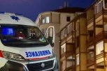 DEČAK BIO SAM U STANU! Pao sa petog sprata zgrade u Novom Pazaru, OVO mu je SPASILO ŽIVOT!