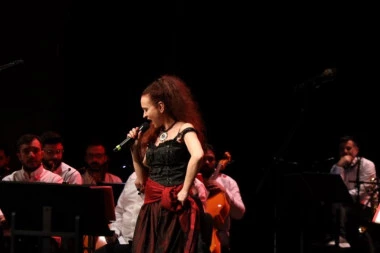 HARALA JE NAŠOM ESTRADOM, PA NESTALA! Promenila ime i diplomirala OVO, danas je NE BISTE PREPOZNALI! (GALERIJA)