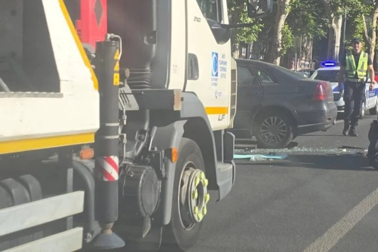 UDES MOTOCIKLA I AUTOMOBILA NA SLAVIJI! Srča svuda po ulici! (FOTO)