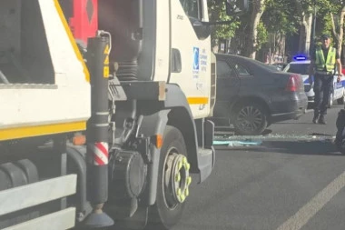 UDES MOTOCIKLA I AUTOMOBILA NA SLAVIJI! Srča svuda po ulici! (FOTO)