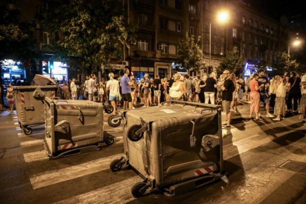 SKANDALOZNO PONAŠANJE BLOKADERA! Majka tera dete (2) da viče "Pumpaj": Novinarka izveštava kao sa naci skupa (VIDEO)