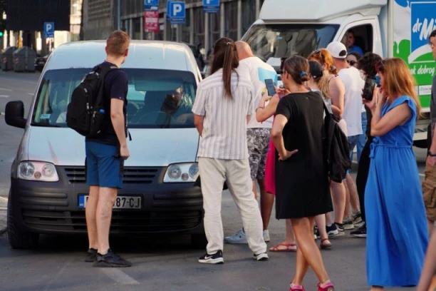 BLOKADERI NE HAJU ZA NAJMLAĐE! Dečji rođendan pretvoren u suze! (VIDEO)