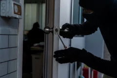 ULETELI KROZ PROZOR, ZAKLJUČALI BAKU U KUPATILO, PA JOJ ODNELI ZLATO, PARE I PSA! Policija traga za trojicom pljačkaša!