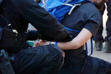 PRAVO LICE BLOKADERSKIH NASILNIKA! Gađaju policiju i beže, a onda se žale na brutalnost?! (VIDEO)