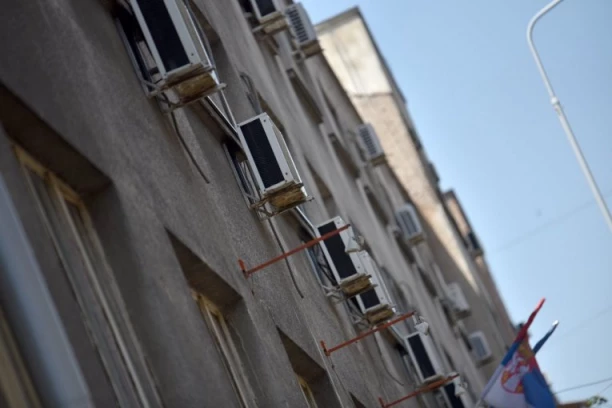 JOŠ DVA MESECA ZA UKLANJANJE KLIMA SA FASADA! Rok do 4. avgusta, a majstora nema ni za lek!