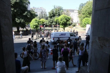 "NJEGOŠE, NINA, DOĐITE DA VIDITE KAKVI NE TREBA DA BUDETE!" Pogledajte kako razočarani otac drži lekciju o patriotizmu blokaderima: ZAŠTO, BRE, TOLIKO MRZITE SVOJU ZEMLJU?! (VIDEO)