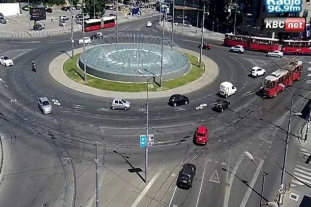 GRADSKI PREVOZ NORMALNO FUNKCIONIŠE! Blokada u jednoj ulici: Građani izlazili iz autobusa da uklanjaju kontejnere