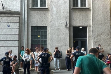 Studenti blokaderi iz Visoke zdravstvene škole u Zemunu dobili rok od dva sata da napuste zgradu
