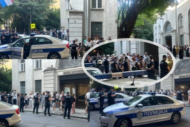 POLICAJCIMA SE UNOSE U LICE, ZVIŽDE...! Blokaderi prave haos ispred policijske stanice u Majke Jevrosime! ZATVORILI ULICU, KRIJU SE POD MASKAMA...! (FOTO)