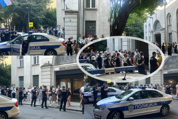 POLICAJCIMA SE UNOSE U LICE, ZVIŽDE...! Blokaderi prave haos ispred policijske stanice u Majke Jevrosime! ZATVORILI ULICU, KRIJU SE POD MASKAMA...! (FOTO)