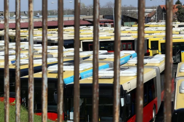 BLOKADERI OPET OBUSTAVILI SAOBRAĆAJ U BEOGRADU! U garaže povučeni svi tramvaji i trolejbusi, autobusi voze u skladu sa situacijom!