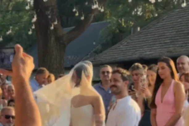 OŽENIO SE GLUMAC IZ "TAJNE VINOVE LOZE"! Svojoj prelepoj koleginici NA OVOM ZNAČAJNOM MESTU izgovorio sudbonosno "DA"!