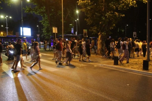 TEROR BLOKADERA I VEČERAS NASTAVLJEN! Blokade u više gradova, teško maltretiranje policije u Užicu! (VIDEO)
