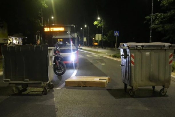 BLOKADERI I VEČERAS MALTRETIRALI POŠTEN SVET: Zbog grupice foteljaša zatvarane ulice, POLICIJA MORALA DA OBEZBEĐUJE SKUPOVE