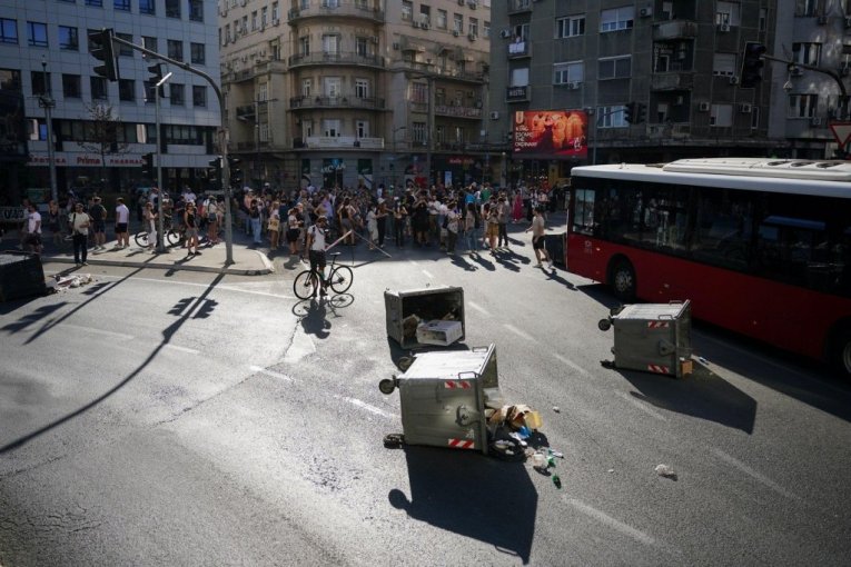 "GLADNI SMO I ŽEDNI, NEĆE DA NAS PUSTE" - Blokaderi zarobili autobus pun dece na ekskurziji! Na apel nastavnika da ih puste, dali SKANDALOZAN ODGOVOR!