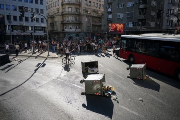 BLOKADERI TUKU, A KAD NEKO PRUŽI OTPOR - HOĆE DA GA LINČUJU! Isplivao snimak! (VIDEO)