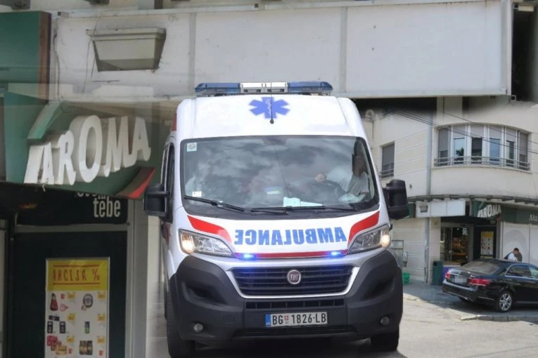 PRVE SLIKE SA MESTA NESREĆE NA DUŠANOVCU! Žena se našla na ulici kada je na nju pao REKLAMNI PANEL sa "Arome"! (FOTO, VIDEO)