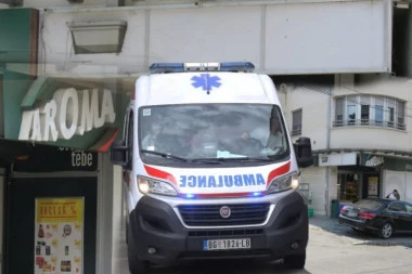 PRVE SLIKE SA MESTA NESREĆE NA DUŠANOVCU! Žena se našla na ulici kada je na nju pao REKLAMNI PANEL sa "Arome"! (FOTO, VIDEO)