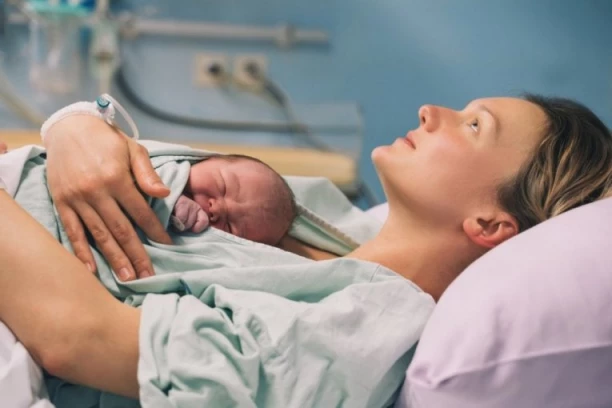 UGLEDALA JE BEBU KOJU JE UPRAVO RODILA I ZANEMELA: Ovakvo dete nije očekivala, nije mogla da izusti ni reč - sve je snimljeno! (FOTO)