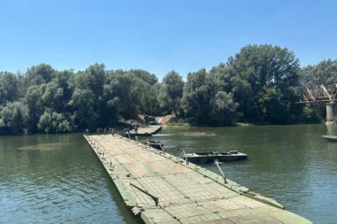 UVEK U SLUŽBI GRAĐANA! Vojska Srbije postavila pontonski most preko Velike Morave