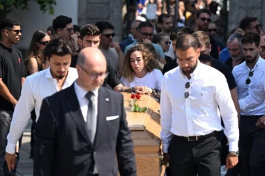 SVI U CRNOM, ONA U BELOM! Simbolika je SRCEPARAJUĆA! (FOTO)