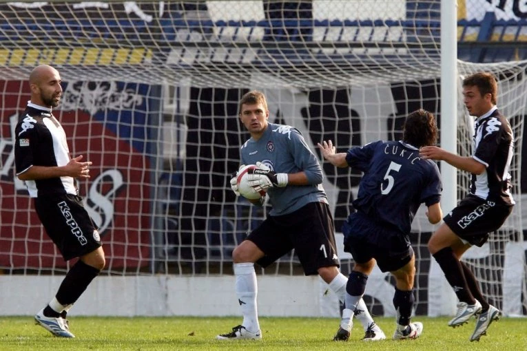 ODBRANIO PENAL, A POSLE DVA MINUTA POSTIGAO GOL GLAVOM: Nekadašnji golman Partizana  vodi brigu o Željinim čuvarima mreže!