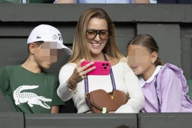JELENA ĐOKOVIĆ SRDAČNO BODRI NOVAKA UZ STEFANA I TARU: Šminka je izostala, ali osmesi podrške nikada! (FOTO)