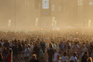 PROPAO TOMPSONOV KONCERT NA HIPODROMU, PALA I KRV! Ni polovina ljudi se nije pojavila, NAKON POČETKA SE OGLASILI ORGANIZATORI!