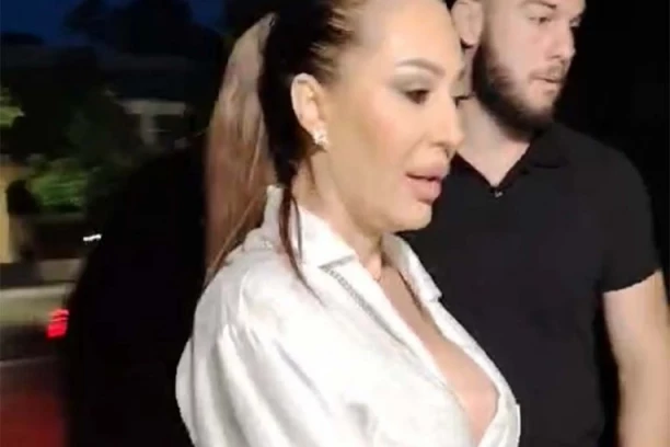 CECA IPAK STIGLA NA FINALE ZVEZDA GRANDA! Pevačica MUNJEVITOM BRZINOM proletela kraj okupljenih medija! (VIDEO)