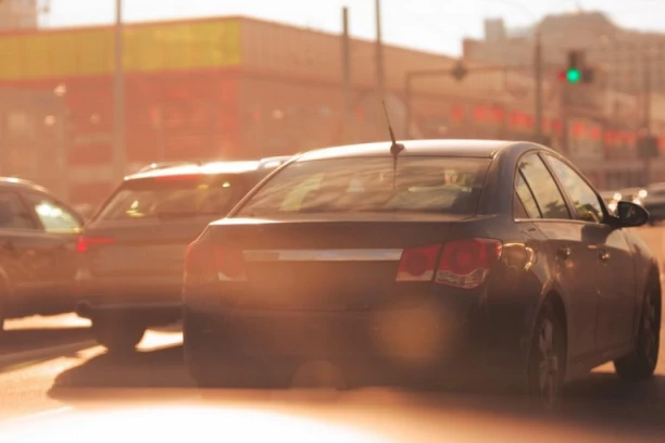 JEZIVA TRAGEDIJA! Beba preminula nakon što je otac zaboravio  u automobilu