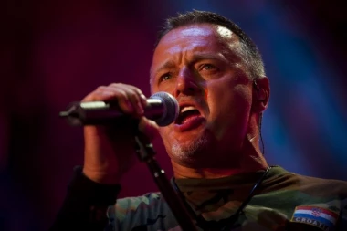 TOMPSON ZAPOČEO KONCERT U MAJICI KOJA SLAVI TERORIZAM! Isplivala poruka iz Zagreba - ZBOG OVOGA SE DIGAO REGION!