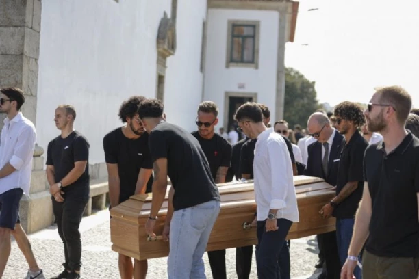 BRUKA I SRAMOTA! Neki ljudi su STVARNO BESRAMNI: Policija intervenisala ZBOG SKRNAVLJENJA Žotinog GROBA!