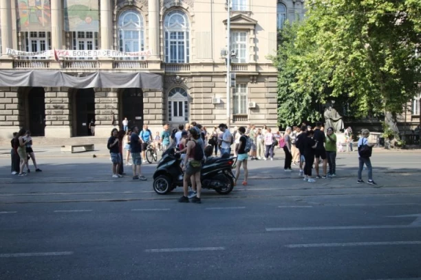 STUDENTI BLOKADERI IZVIŽDALI DEKANA KOJI IH JE PODRŽAVAO! Bez ikakvog poštovanja prema profesoru koji je čak i kuvao za njih! DOČEKALI GA ZVIŽDUCIMA I POVICIMA "UA" (VIDEO)