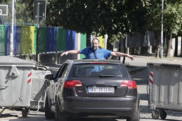 "OKO 50 DECE JE ZAROBLJENO NA PUTU, NEMAJU NI HRANE NI PIĆA" - Blokaderi se iživljavali nad učenicima na ekskurziji, ujak jednog dečaka otkrio: "DRŽE IH BEZ HRANE I VODE"