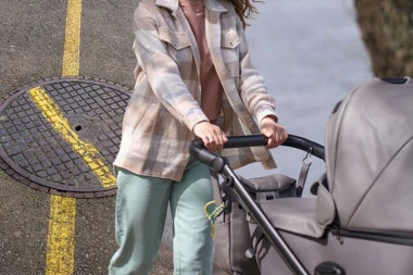 GURALA DETE U KOLICIMA I UPALA U ŠAHT! Strašna scena u Novom Sadu!