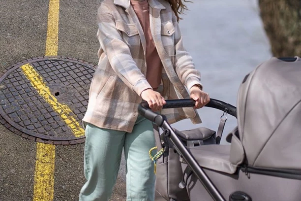 GURALA DETE U KOLICIMA I UPALA U ŠAHT! Strašna scena u Novom Sadu!