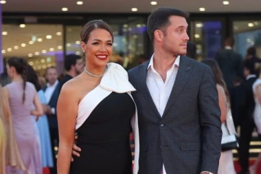 POMIRENJE NA POMOLU?! Marija Mikić sa bivšim mužem i decom na letovanju - baškare se za sve pare! (FOTO)