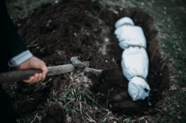 HOROR! Kolega im pozajmio novac, oni ga ubili! RAZBILI MU GLAVU ČEKIĆEM, ISEKLI SKALPELOM PA UDAVILI KESOM!