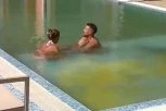NE GUBE VREME! Mateja i Sofi čekali da svi odu da SPAVAJU, pa uradili OVO i to u BAZENU! (VIDEO)