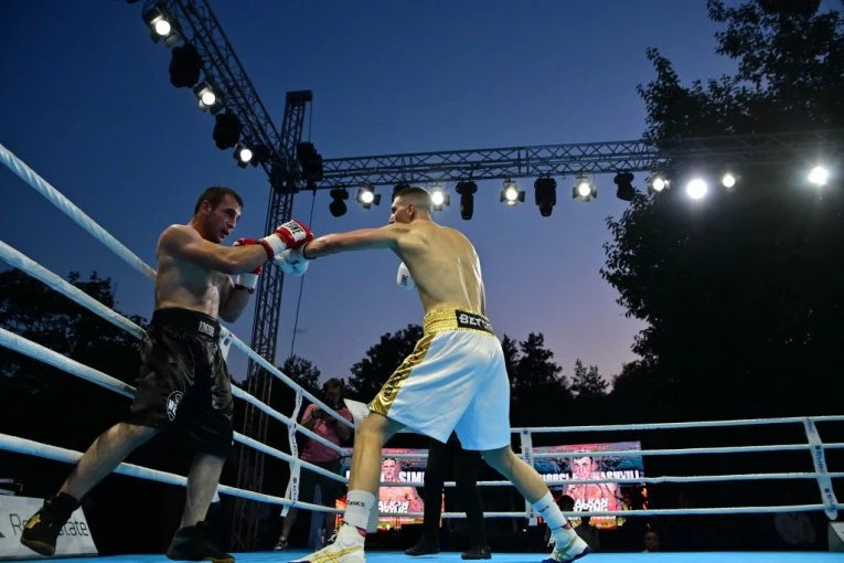 NAJBRUTALNIJI SPORT DO SADA: Ovo nije tuča, već pokušaj ubistva - jedan pogrešan potez vodi pravo u smrt! (VIDEO)