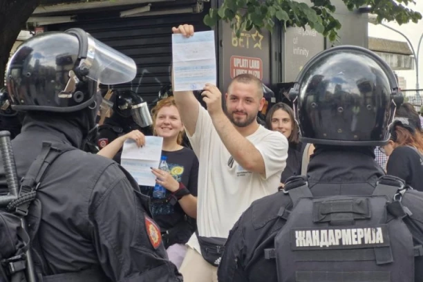 HAPSE STARICU, DEVOJKU RAZVLAČE PO PODU... Evo kako bi blokaderi prošli u Berlinu, a žale se na brutalnost naše policije (VIDEO)