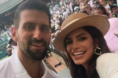 KO JE ATRAKTIVNA CRNKA KOJA JE ZAGRLILA ĐOKOVIĆA? Svi je pamte zbog Bogdana, a evo čime se bavi! (FOTO)