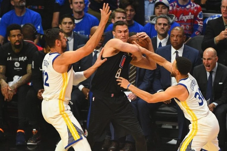 NEKAD UZIMAO TITULE SA KARIJEM, A SAD VELIČA SRBOMRSCA TOMPSONA: NBA as nam svima gurnuo prst u oko! (FOTO)